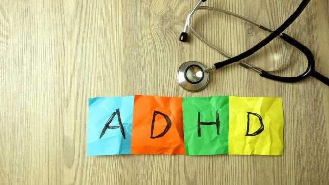 ADHD skratka pozornosti s hyperaktivitou - porucha, písaná rukou na sticky notes so stetoskopom