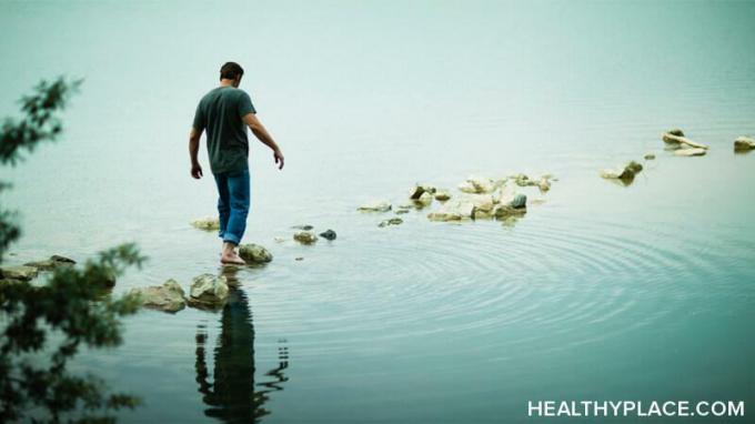 Ak zostanete tu a teraz, môžete trénovať svoj mozog, aby ste sa vyhli nežiadúcim spätným väzbám PTSD. Prečítajte si viac na adrese HealthyPlace.