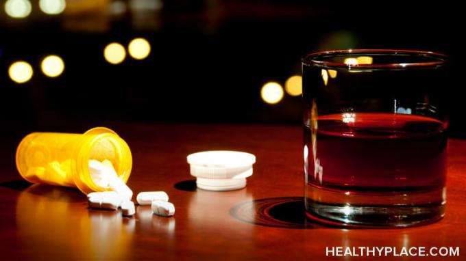 Opioidy a alkohol sú nebezpečnou kombináciou. Objavte, prečo vás miešanie opioidov a alkoholu môže skutočne pokaziť a dokonca zabiť. Podrobnosti o HealthyPlace.