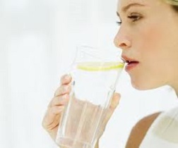 Mali by ste vyskúšať detoxikáciu vody, ak sa cítite pomaly a celkovo sa cítite dobre. Naozaj to funguje! Prečítajte si viac o tom, prečo by sme mali detoxikovať vodou a ako to urobiť. 