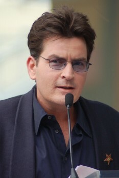 Charlie Sheen bude ľudí informovať o HIV, ale mal by tiež prevziať zodpovednosť a ospravedlniť sa za propagáciu užívania drog a znevažovanie AA. Prečo? Prečítaj toto.