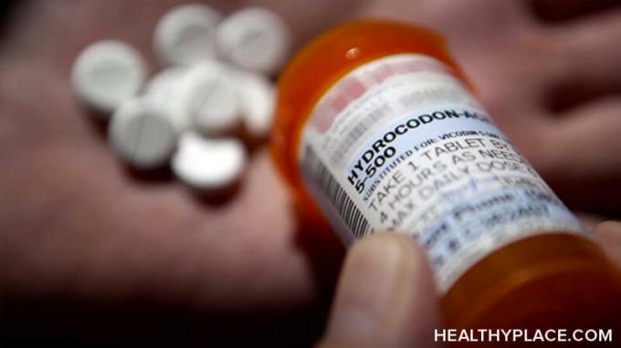 Závislosť od opioidov sa vyskytuje vždy pri akomkoľvek použití opiátov. Je to iné ako závislosť. Dozviete sa viac o príznakoch a liečbe závislosti od opioidov na systéme Zdravé zdravie. 