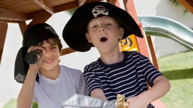 Dvaja chlapci s ADHD hrajú na pirátoch na ihrisku v kostýmoch