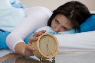 Nastavením rutiny pred zaspaním a po prebudení budete menej pravdepodobne prebudení nešťastní a menej pravdepodobní, že sa obrátite k sebapoškodzovaniu ako odpoveď. 
