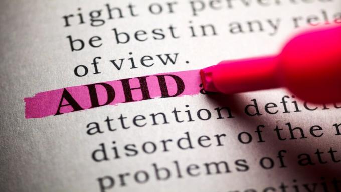 Kniha s ADHD označená zvýrazňovačom.