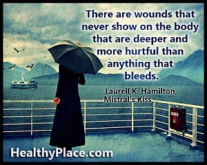 Dôkladný citát o depresii - Existujú rany, ktoré sa nikdy na tele nezobrazia, ktoré sú hlbšie a zdravšie ako čokoľvek, čo krváca.