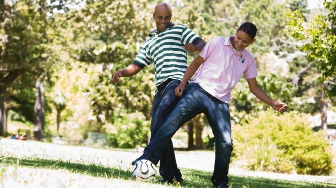 Otec rodičia jeho teenager hraním zábavnej futbalovej hry